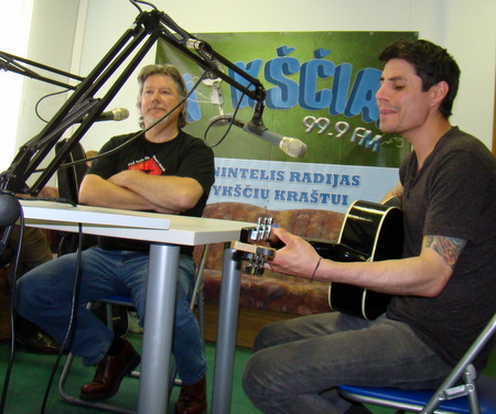 Radijo studijoje Ryanas Karazija vieną savo repertuaro kūrinį dainavo ir grojo gyvai. Šalia - Algis Karazija.